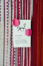 Pendiente Gema Marrubi, hexágono facetado rosa fucsia en arcilla polimérica, hecho a mano