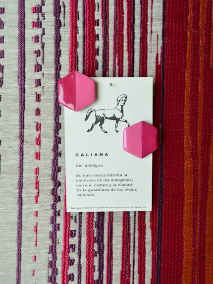 Pendiente Gema Marrubi, hexágono facetado rosa fucsia en arcilla polimérica, hecho a mano