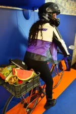 Riñonera Rayada Galiana Studio en cintura, riñonera upcycling naranja y morado