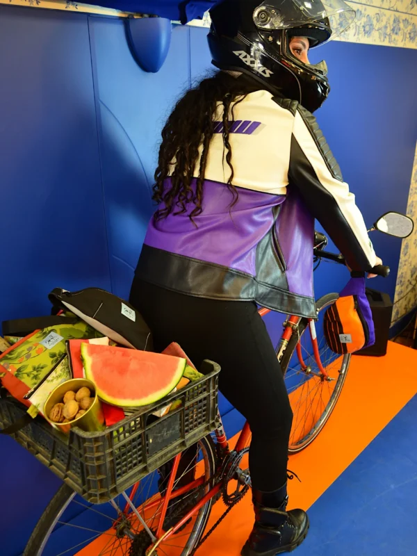 Riñonera Rayada Galiana Studio en cintura, riñonera upcycling naranja y morado