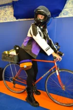 Riñonera Rayada Galiana Studio en cintura, riñonera upcycling naranja y morado