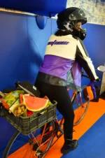 Riñonera Rayada Galiana Studio en cintura, riñonera upcycling naranja y morado